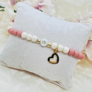 Pulsera de perlas personalizada rosa marrón beige con colgante de corazón - pulsera de letras elásticas - regalo para ella
