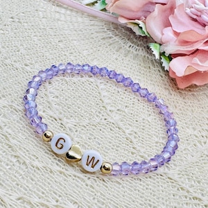 Pulsera de perlas personalizada lila con corazón bañado en oro - pulsera con letras