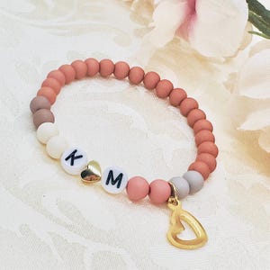 Pulsera de perlas personalizada colorido rosa marrón beige con colgante de corazón - pulsera de letras elásticas - regalo para ella