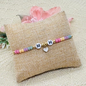 Pulsera inicial colorida con colgante de corazón - pulsera de filigrana personalizada