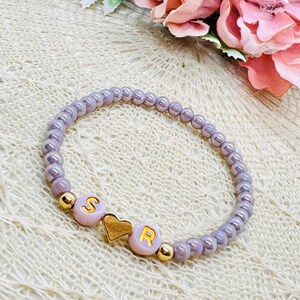 Pulsera de perlas personalizada lila con corazón bañado en oro - pulsera con letras - regalo para novia