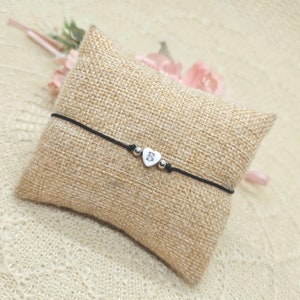 Pulsera de macramé con letras plateadas: delicada pulsera de amistad con inicial.
