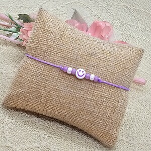 Braccialetto macramè sorridente viola con biglietto "continua a sorridere" - portafortuna
