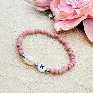 Pulsera de perlas personalizada con perla de agua dulce - pulsera con letras en diferentes colores