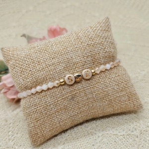 Pulsera de perlas personalizada bicolor con corazón bañado en oro - pulsera beige con letra