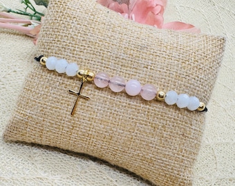 Perlen Armband mit Kreuz Anhänger und Rosenquarz Perlen - zartes Makramee Armband gold