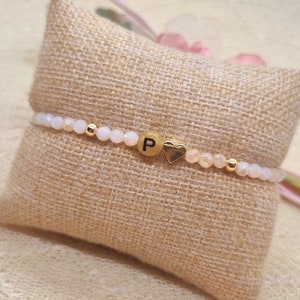 Pulsera de perlas personalizada bicolor con corazón bañado en oro - pulsera beige con letra
