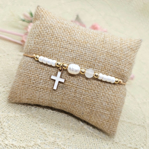 Filigranes Perlen Armband mit Kreuz Anhänger und Süßwasserperle - zartes Makramee Armband weiss