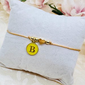Pulsera macramé personalizada con colgante inicial amarillo y corazón dorado - pulsera amistad carta - regalo para ella