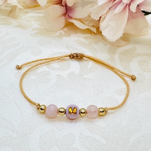 Personalisiertes Makramee Armband mit Rosenquarz Edelsteinen - Buchstaben Armband rosa