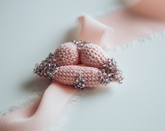 Pink lips brooch