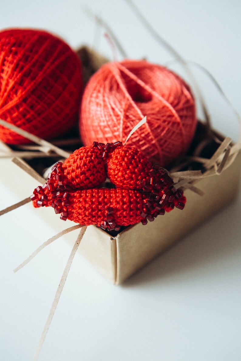 Red lips brooch image 6