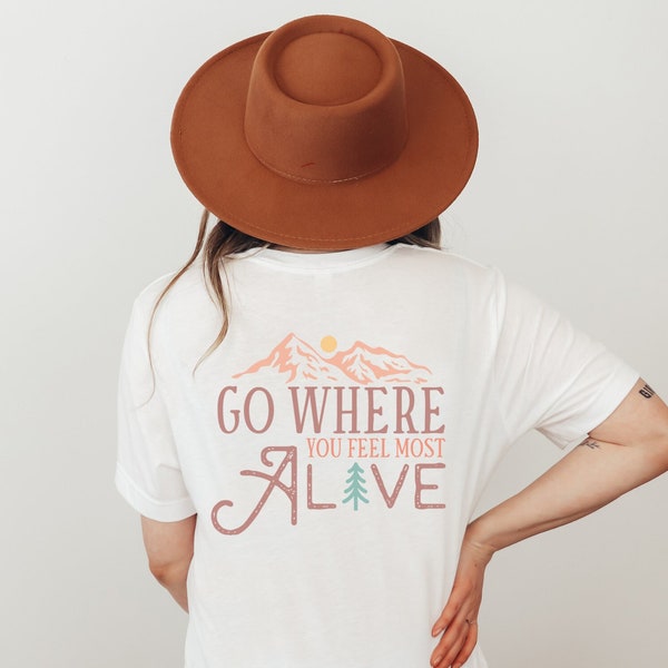 Tshirt Reise Berge „Go where you feel the most alive“ - Wandern Geschenk Travel Quote Shirt - Outdoor Geschenk Reise Wandern - Hiking Gift