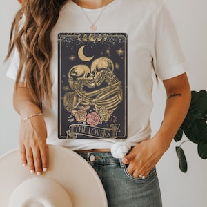 Maglietta con la carta dei tarocchi degli amanti - Maglietta di Halloween - Abbigliamento Boho - Abbigliamento da strega - Maglietta celeste - Stile Cottagecore - Maglietta autunnale