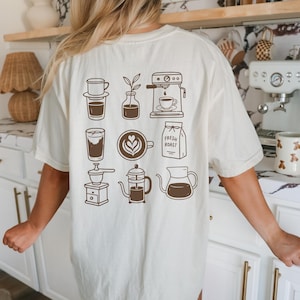 T-Shirt Coffee Barista French Press – Sunday Oversize Shirt – Brunch Lover Tee – Braun Beige Line Art – Geschenk für Freundin – Cozy Food