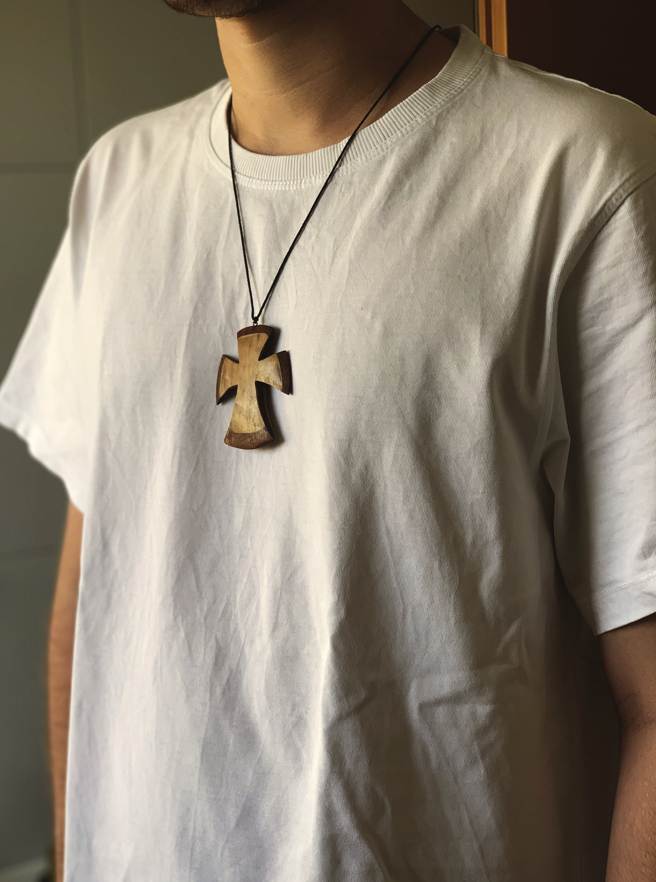 Pendentif bijou en bois : pendentif petite croix en bois de noyer massif fait  main