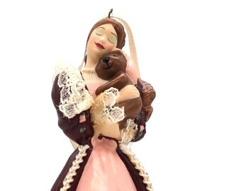 Hallmark Keepsake 2001 Barbie vittoriana w / Cedric Bear Ornamento Christmas Decor