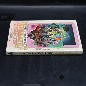 Black Cauldron di Lloyd Alexander, edizione legata al film Walt Disney del 1985, brossura vintage immagine 9