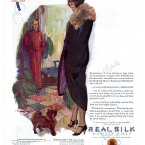 Puede incluir: Un anuncio vintage de Real Silk Hosiery Mills que muestra a una persona con un abrigo oscuro con cuello de piel, una persona con uniforme rojo y un perro pequeño. El texto incluye Real Silk Hosiery Mills, Indianapolis, Indiana y 1923.