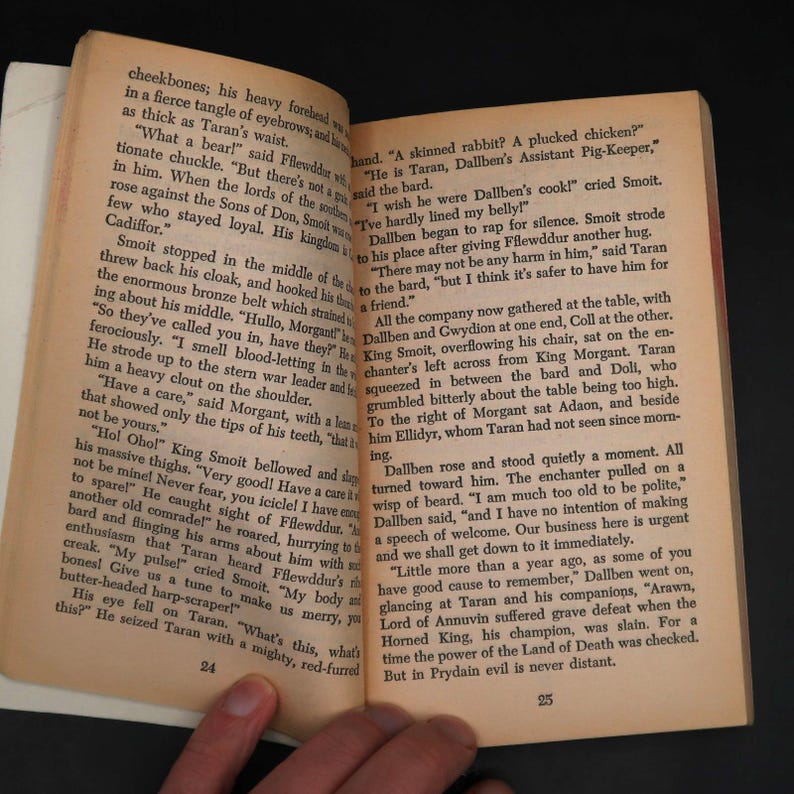Black Cauldron di Lloyd Alexander, edizione legata al film Walt Disney del 1985, brossura vintage immagine 7
