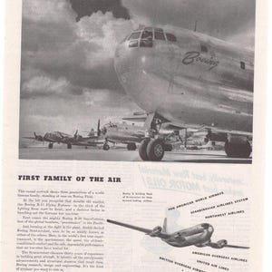Op de afbeelding: Een zwart-witfoto van drie Boeing-vliegtuigen, de B-17 Flying Fortress, de B-29 Superfortress en de Stratocruiser. De bijschrift luidt "Eerste familie van de lucht" en somt de luchtvaartmaatschappijen op die de Boeing Stratocruiser gebruiken.
