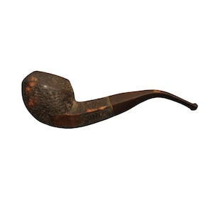 Pode incluir: Um cachimbo de tabaco clássico com uma haste curva. A tigela tem um acabamento texturizado castanho escuro com detalhes laranja mais claros. A haste é de cor castanho escuro liso. O cachimbo foi concebido para fumar tabaco.