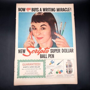 Może przedstawiać: Winietkowa reklama długopisów kulkowych Scripto Super Dollar. Reklama przedstawia kobietę trzymającą kilka długopisów i tekst "NOW $1.00 BUYS A WRITING MIRACLE!" oraz "NEW Scripto SUPER DOLLAR BALL PEN GUARANTEED!"