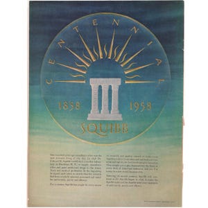 Puede incluir: Anuncio publicitario vintage de productos farmacéuticos Squibb. El diseño presenta un emblema circular con la palabra "Centennial" y los años 1858 y 1958. El emblema tiene un diseño de rayos de sol y tres pilares con texto. El fondo es un degradado azul y verde.