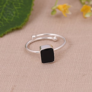 Minimalistischer schwarzer Obsidian Ring / 925 Sterling Silber Ring / verstellbarer Ring / schwarzer Roh Kristall Ring / Obsidian Edelstein Ring / Geschenk für sie.