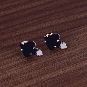 Zwarte onyx oorbellen / 925 sterlingzilveren schoppenoorbellen / Handgemaakte push-back pokersieraden / Minimalistische hartoorbellen / Cadeau voor haar.