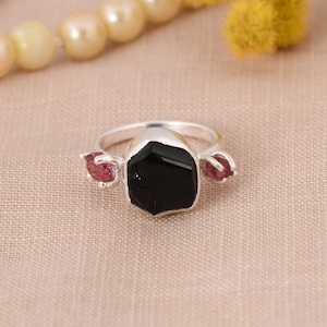 Anillo minimalista de obsidiana negra y rubí espinela - Hermoso anillo de piedras preciosas - Elegante anillo de plata de ley 925 - Anillo de cristal crudo - Regalo para ella.