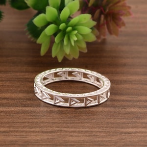 Puede incluir: Un juego de tres tazas de cerámica con un acabado mate moteado. Las tazas son de color crema, gris claro y gris oscuro. Cada taza tiene un diseño simple y minimalista y un asa redondeada.