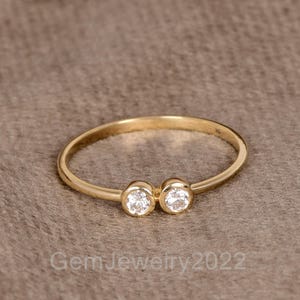 Anillo delicado con diamante cultivado en laboratorio / Anillo minimalista de oro macizo de 9K y 10K / Anillo delicado para mujer / Anillo con diamante redondo engastado en bisel / Regalo para el amor