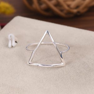 Anillo triangular único / Anillo de plata de ley 925 / Anillo hecho a mano / Anillo geométrico / Anillo minimalista / Anillo apilable / Regalo de aniversario.
