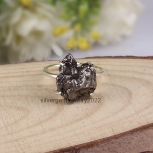 Bague météorite - Belle bague réglable météorite - Bague faite main - Bague météorite brute avec pierres précieuses - Bague en argent massif 925 - Cadeau pour elle.