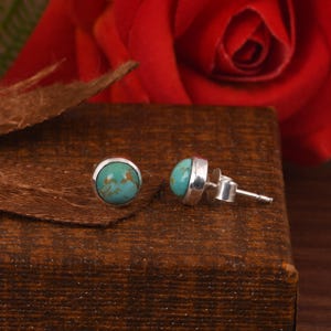 Orecchini a bottone Kingman in turchese / Orecchini in argento Sterling 925 / Orecchini minimalisti in lapislazzuli naturale / Gioielli martellati / Regalo per lei.