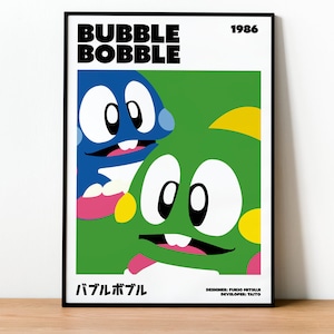 Puede incluir: Un póster de estilo retro para el juego de arcade Bubble Bobble, con los dos personajes principales, una criatura azul y una verde, con el título del juego y el año de lanzamiento, 1986, en texto negro. El póster también incluye el título japonés, "バブルボブル", y el diseñador y desarrollador del juego.