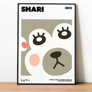 Pode incluir: Um poster emoldurado com uma ilustração estilizada de um personagem de urso. O poster tem um fundo branco com o nome "SHARI" e o ano "2012" no topo. O urso é retratado em branco, cinza e rosa, com texto japonês na parte inferior.