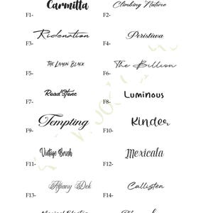 K&ouml;nnte beinhalten: Grafik mit verschiedenen Schriftarten, darunter "Carmitta", "Ridenation" und "Tempting". Das Bild zeigt ein blaues Banner mit dem Text "Select Your Font Style" und dem Hinweis "Share Your Own Font in Etsy Message".