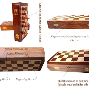 K&ouml;nnte beinhalten: Ein Schachspiel aus Holz mit dunkelbraunem &Auml;u&szlig;eren und einer hellbraunen und dunkelbraunen karierten Spielfl&auml;che. Das Set enth&auml;lt Schachfiguren und eine Box mit dem Text "Happy Birthday Stas Love, Kimmie" auf dem Deckel graviert.