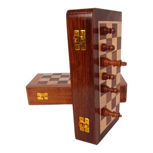 K&ouml;nnte beinhalten: Ein Schachspiel aus Holz mit dunkelbraunem Finish. Das Set enth&auml;lt ein Schachbrett, Schachfiguren und eine Aufbewahrungsbox. Das Schachbrett besteht aus hellen und dunklen Holzquadraten. Die Schachfiguren sind braun und beige.