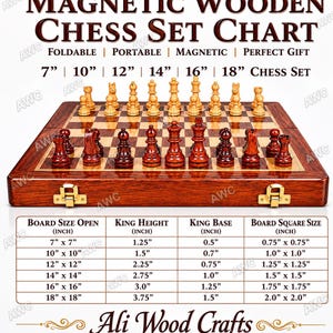 K&ouml;nnte beinhalten: Ein magnetisches Schachspiel aus Holz mit dunklem Holzfinish, mit einem Schachbrett mit hellen und dunklen Feldern und Schachfiguren in kontrastierenden Farben. Das Set ist faltbar und tragbar, mit Gr&ouml;&szlig;en von 17,78 cm x 17,78 cm bis 45,72 cm x 45,72 cm. Der Text "MAGNETIC WOODEN CHESS SET CHART" steht oben.