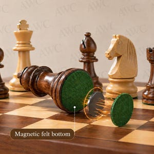K&ouml;nnte beinhalten: Nahaufnahme eines Schachspiels aus Holz mit Figuren auf einem Schachbrett. Der K&ouml;nig ist umgesto&szlig;en und zeigt einen magnetischen Filzboden. Weitere Figuren sind ein Bauer, ein L&auml;ufer, ein Springer und ein Turm. Der Text "Magnetic felt bottom" ist sichtbar.