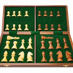 K&ouml;nnte beinhalten: Ein Schachspiel aus Holz mit gr&uuml;nem Filzinnenraum. Die Schachfiguren sind zweifarbig: hellbeige und braun. Das Set ist ge&ouml;ffnet und zeigt alle Figuren in ihren Ausgangspositionen.