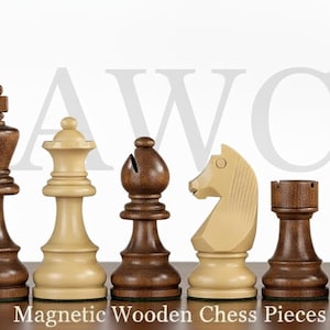 K&ouml;nnte beinhalten: Ein Satz von sechs h&ouml;lzernen Schachfiguren, darunter K&ouml;nig, Dame, L&auml;ufer, Springer, Turm und Bauer. Die Figuren sind in Braun- und Cremet&ouml;nen gehalten und haben einen Magnetfu&szlig;. Der Text "Magnetic Wooden Chess Pieces" steht unten.