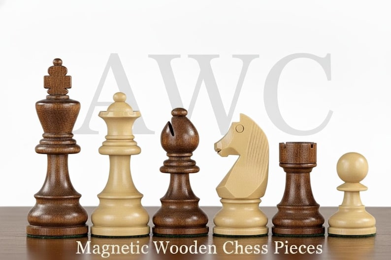 K&ouml;nnte beinhalten: Ein Satz von sechs h&ouml;lzernen Schachfiguren, darunter K&ouml;nig, Dame, L&auml;ufer, Springer, Turm und Bauer. Die Figuren sind in Braun- und Cremet&ouml;nen gehalten und haben einen Magnetfu&szlig;. Der Text "Magnetic Wooden Chess Pieces" steht unten.