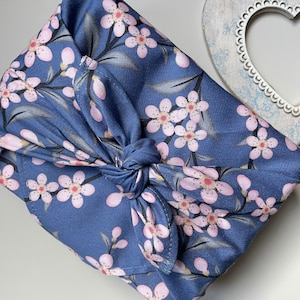 Furoshiki cloth, wiederverwendbares Geschenkpapier, Furoshiki mit Kirschblüten, Furoshiki Muttertag, Furoshiki Ostern, nachhaltige Geschenkverpackung, Furoshiki Tuch, Geschenkverpackung aus Stoff, gift wrapping, sustainable wrapping, Geschenktuch