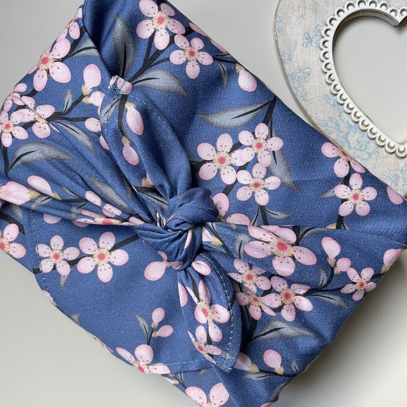 Furoshiki cloth, wiederverwendbares Geschenkpapier, Furoshiki mit Kirschblüten, Furoshiki Muttertag, Furoshiki Ostern, nachhaltige Geschenkverpackung, Furoshiki Tuch, Geschenkverpackung aus Stoff, gift wrapping, sustainable wrapping, Geschenktuch