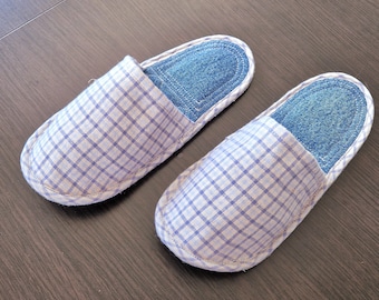 Könnte beinhalten: Ein Paar helllila und blaue karierte Hausschuhe mit Jeansfutter.