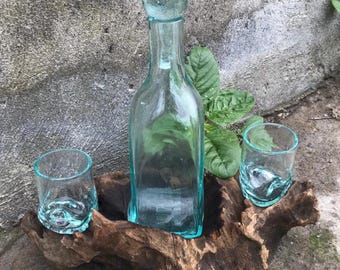 Juego de whisky con vidrio fundido sobre madera